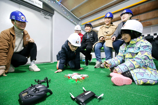 드론 특성화 학교로 지정한 임자남초등학교 학생들이 KT 기가 아일랜드 드론 교육장을 찾아 실습하고 있다. (사진=KT)