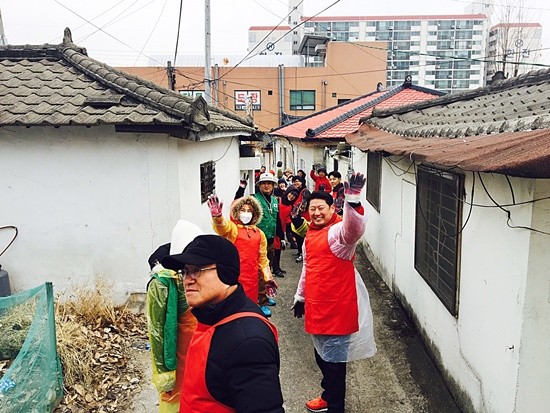 한국당 김동규 파주시을 당협위원장이 당원들과 독거노인들을 위한 사랑의 연탄 나르기 봉사를 진행하고 있다(사진= 파주을 당협위)