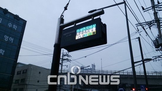 수도권을 비롯한 중부에 미세먼지 농도가 '나쁨' 수준으로 예보되면서 출퇴근 시간에 한해 대중교통을 무료로 이용할 수 있지만 비교적 여유있는 모습이다. (사진=유진오 기자)