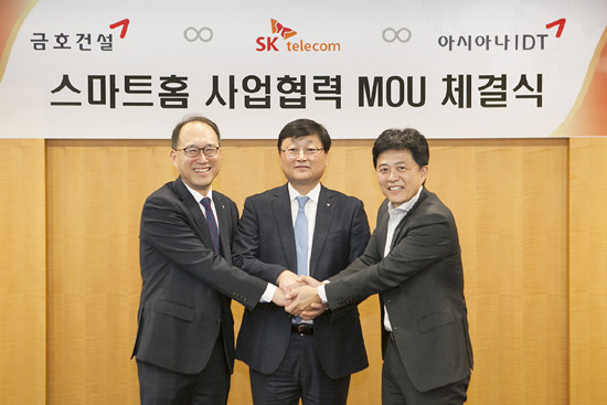 (사진 오른쪽부터)허일규 SK텔레콤 IoT/Data사업부장, 양성용 금호건설 본부장, 이경수 아시아나IDT 부문장이 스마트홈 서비스 제공에 대한 업무협약을 체결하고 기념촬영을 하고 있다.(사진=SK텔레콤)
