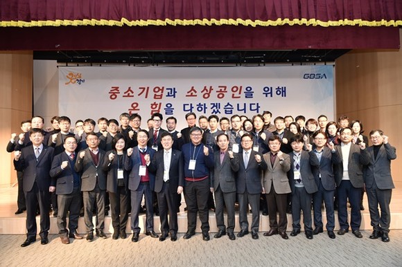 18일, 경기도경제과학진흥원은 판교 스타트업캠퍼스에서 한의녕 원장을 비롯한 팀장급 이상 전 간부진이 모인 가운데 ‘중소기업과 소상공인을 위한 온 힘 모으기 워크숍’을 진행했다.(사진=경기경제과학원)