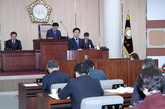 최성 고양시장이 2018년 첫회기인 제210회 고양시의회 임시회에서 시정연설을 통해 신년 포부를 밝히고 있다(사진= 고양시)