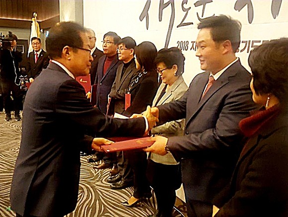 홍준표 자유한국당대표가 고준호 경기도당 청년위원장에게 모범당원 표창을 하고 있다(사진= 청년위원회))