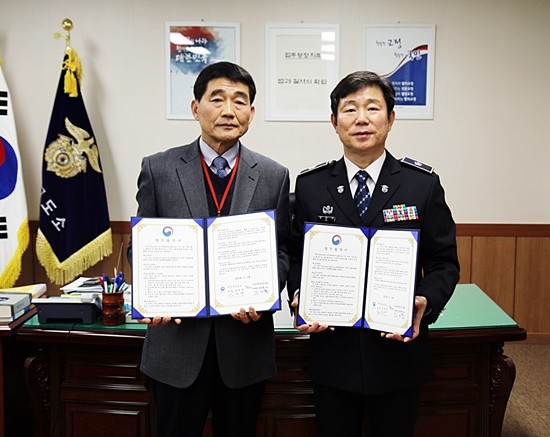 (우측부터)김진구 의정부교도소장과 김인홍 이레복지선교회 이사장이 업무협약을 체결한 후 기념촬영을 하고 있다(사진= 의정부교도소)