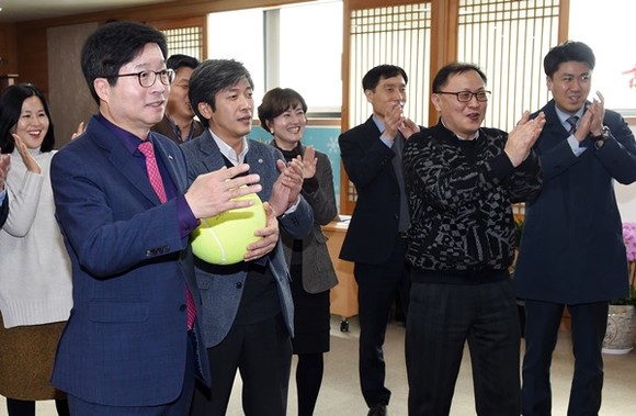 염태영 수원시장이 공직자들과 함께 정현 선수의 8강전을 지켜보며 응원하고 있다.(사진=수원시)
