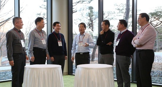 (왼쪽부터)하현회 (주)LG 부회장, 박진수 LG화학 부회장, 차석용 LG생활건강 부회장, 구본준 LG 부회장, 권영수 LG유플러스 부회장, 한상범 LG디스플레이 부회장, 조성진 LG전자 부회장. (사진=LG 제공)