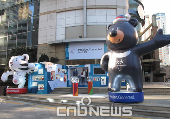 서울 중구 롯데백화점 본점 앞에 마련된 '2018 평창 동계올림픽' 홍보 시설물. 이번 올림픽 마스코트인 수호랑, 반다비와 사진을 찍는 관광객들의 모습을 종종 볼 수 있 다. (사진=선명규 기자)