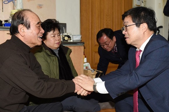 염태영 수원시장이 홀몸어르신과 이야기 나누고 있다.(사진=수원시)