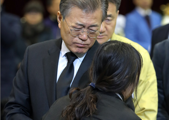 문재인 대통령이 1월 27일 경남 밀양시 세종병원 화재 참사 합동분향소가 마련된 밀양 문화체육회관을 방문, 오열하는 유족을 위로하고 있다.(사진=연합뉴스)