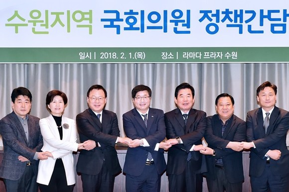 왼쪽부터 백종헌 수원시의회 기획경제위원장, 백혜련 의원, 박광온 의원, 염태영 수원시장, 김진표 의원, 김진관 수원시의회 의장, 김영진 의원(사진=수원시)