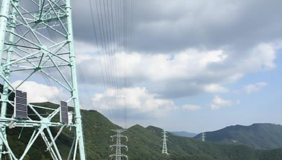 송전선로에서 방출되는 전자파에 대한 안전기준이 부재한 상황이라는 지적이 일고 있다. (사진=연합뉴스)
