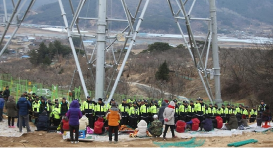 밀양 송전탑 관련 주민 시위 모습. (사진=연합뉴스)