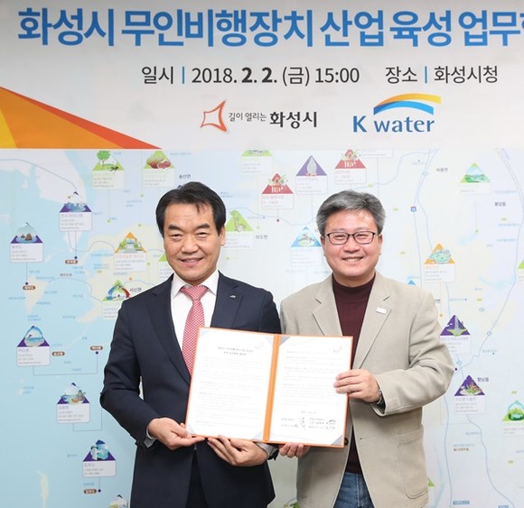 화성시청 소회의실에서 채인석 화성시장(오른쪽)과 전시권 시화사업본부장(왼쪽)이 무인비행장치산업 육성 업무 협약을 체결하고 기념촬영을 하고 있다.(사진=화성시)