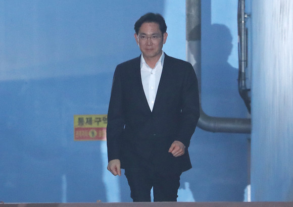 이재용 삼성전자 부회장이 5일 항소심 선고공판에서 징역 2년 6월에 집행유예 4년을 선고 받고 법원을 나서고 있다. (사진 = 연합뉴스)