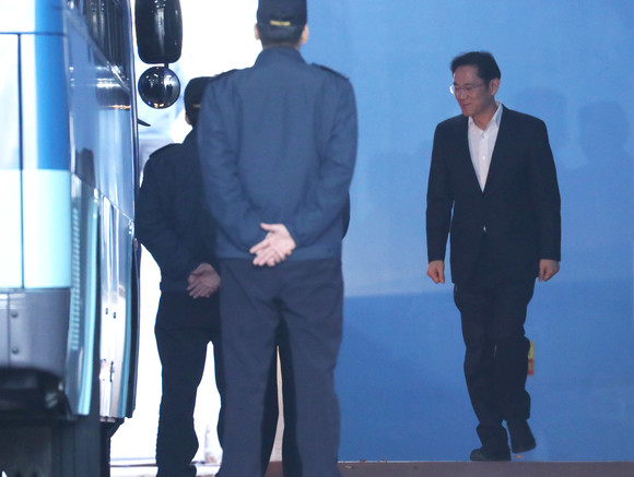 법원을 나서며 눈인사 건네는 이 부회장. (사진 = 연합뉴스)