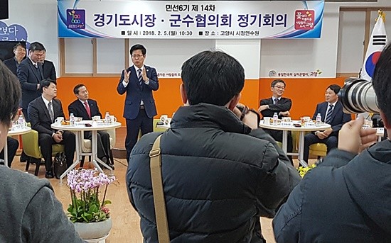 최성 고양시장이 4일 시정연수원에서 개최된 제14회 시장군수협의회 정기회의에서 자치분권에 대해 발언하고 있다(사진= 김진부 기자)
