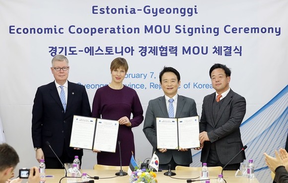 남경필 경기도지사가 7일 오전 경기도와 에스토니아 간 경제협력 MOU를 체결을 위해 경기도청을 방문한 케르스티 칼유라이드 에스토니아 대통령과 경기도-에스토니아 경제협력 MOU 체결을 하고 있다.(사진=경기도)