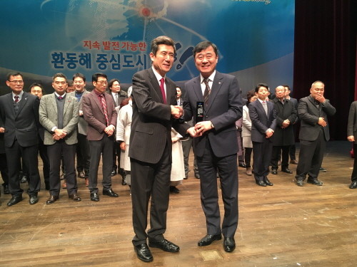 7일 열린 ‘11.15 지진대응 자원봉사 유공자 표창 수여식’에서 이기홍 부영주택 대표이사(오른쪽)와 이강덕 포항시장(왼쪽)이 함께 감사패를 들고 있다. (사진=부영그룹)