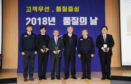 쌍용자동차 인력/관리본부장 하광용 부사장(사진 오른쪽 두 번째), 쌍용자동차협동회장 오유인 ㈜세명기업 대표이사(오른쪽 세 번째), 쌍용자동차 품질/생기본부장 위경복 상무(맨왼쪽) 등 쌍용자동차 임원 및 품질 부문 우수협력사 대표들이 시상식 후 기념촬영을 하고 있다. (사진=쌍용자동차)