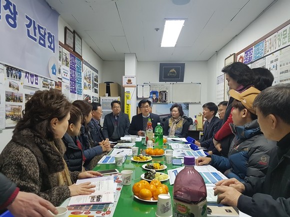 지난 7일, 성남 돌고래시장에서 열린 현장 간담회에서 경기도의회 조광주 의원이 간담회에 참석한 상인들의 애로사항을 청취하고 있다.(사진=경기경제과학원)