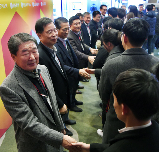 7일 서울 코엑스 인터컨티넨탈 호텔에서 열린 'LG 테크노 콘퍼런스'에서 구본준 LG 부회장(왼쪽 첫번째)이 석박사 인재들과 악수하고 있다.(사진=LG)