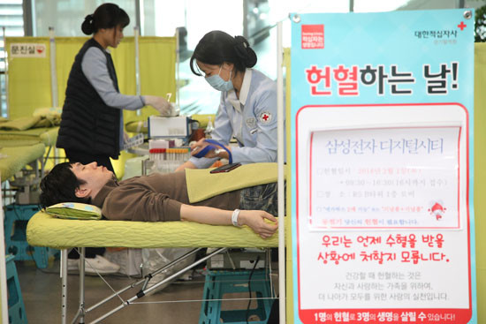 삼성전자 수원사업장(삼성디지털시티) 임직원들이 헌혈하는 모습 (사진=삼성전자 제공)