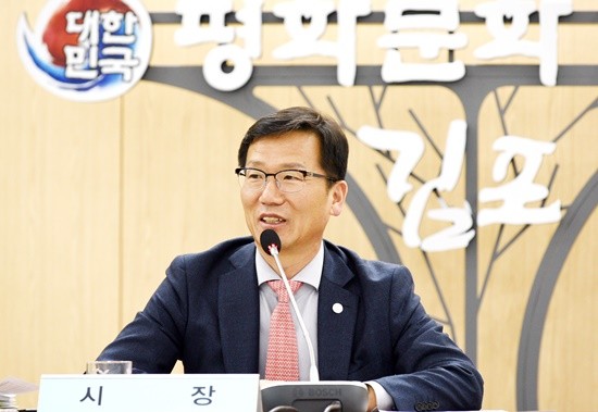 유영록 김포시장이 12일 새해 시정계획을 발표하는 기자간담회를 진행하고 있다(사진= 김포시)