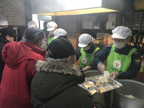 강신걸 고양경찰서장 등 경찰관들이 천수천안 나눔의 집에서 배식봉사를 하고 있다(사진= 고양경찰서)