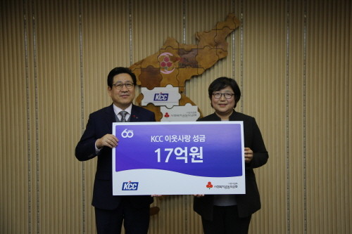 유종균 KCC 상무가 김연순 모금회 사무총장에게 성금 17억원을 전달하고 있다. (사진=KCC)