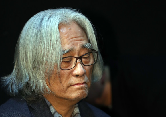 연극인 이윤택 연출가가 19일 기자회견을 열고 자신을 둘러싼 잇따른 성추행 논란에 대해 공개사과했다. (사진 = 연합뉴스)