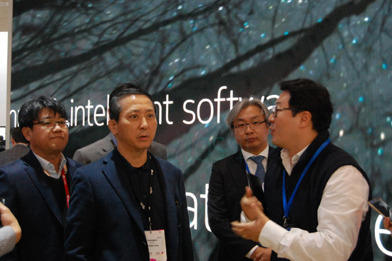 권영수 부회장이 지난 2017 MWC 노키아 부스에서 5G네트워크 관련 설명을 듣고 있는 모습 (사진=LG유플러스)