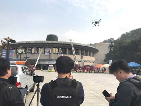 서초구청 관계자들이 예술의 전당 앞에서 재난현장 실시간 영상전송 시스템을 활용해 소방훈련을 하는 모습. (사진=LG유플러스)