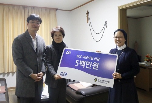 KCC 총무 김상준 부장, 구매 정화인 이사가 성 빈첸시오의 집 이경애 원장에게 성금 500만원을 기탁했다. (사진=KCC)