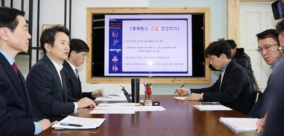 21일 오전 경기도지사 집무실에서 남경필 경기도지사가 경제현안 긴급 점검회의를 주재하고 있다.(사진=경기도)