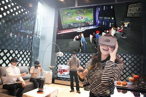 SKT의 ‘옥수수 소셜VR’로 리그오브레전드 경기를 시청하는 모습. SKT는 이를 오는 26일 스페인 MWC에서 공개할 예정이다. (사진=연합뉴스)