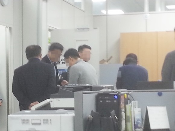 수원시 수원화성군공항이전추진단 사무실을 나오고 있는 국방부 군공항이전사업단관계자들