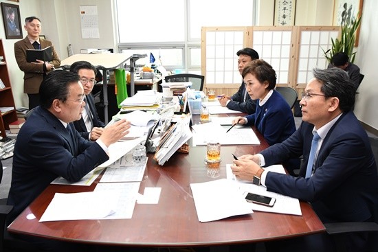 이성호 양주시장이 김현미 국토부장관에게 6가지 현안사업에 대해 건의하고 있다(사진= 양주시)