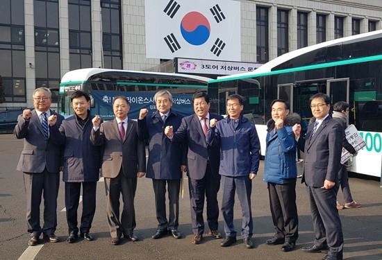 (오른쪽 두번째 부터)이진민 김포시의원, 유영록 김포시장, 신재호 선진그룹 회장, 김시용 경기도의원, 장영근 김포시 부시장, 전종익 김포시 안전건설국장 및 업체 관계자 등이 3도어 저상버스 1002번 앞에서 기념촬영하고 잇다(사진= 김진부 기자)