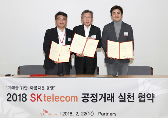 (사진 왼쪽부터)김동섭 SK텔레콤 SCM그룹장, 손성호 동아일렉콤 대표, 박영민 바이널씨 대표가 공정거래 협약서에 서명하고 있는 모습. (SK텔레콤 제공)