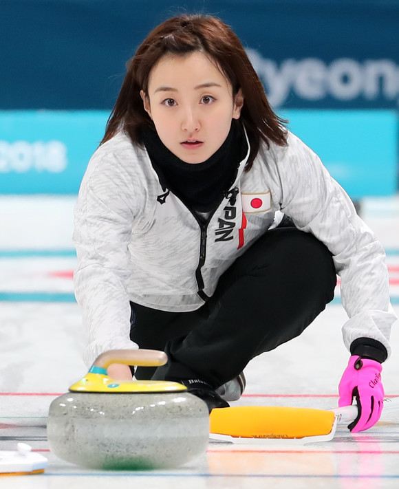 23일 강원도 강릉컬링센터에서 열린 2018평창동계올림픽 여자 컬링 준결승전에서 일본팀 스킵(주장) 후지사와 사츠키 선수가 투구하고 있다. (사진 = 연합뉴스)