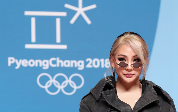 가수 씨엘이 21일 오후 열린 평창동계올림픽 폐회식 출연진 기자간담회에서 취재진들에게 포즈를 취하고 있다. (사진 = 연합뉴스)