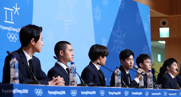 그룹 엑소가 21일 오후 열린 평창동계올림픽 폐회식 출연진 기자간담회에서 취재진의 질문에 대답하고 있다. (사진 = 연합뉴스)