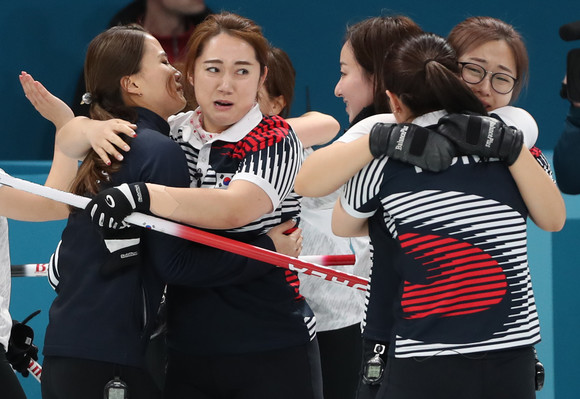 23일 평창 동계올림픽 여자 컬링 준결승에서 승리한 한국 대표팀 선수들이 승리를 확정짓고 서로 끌어안으며 기뻐하고 있다. 8연승으로 결승에 진출한 여자 컬링 팀은 폐회식 당일인 25일 오전 9시 5분 스웨덴과 금메달을 놓고 경기를 치른다. (사진 = 연합뉴스)