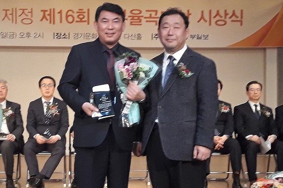 고양시의회 우영택 부의장이 중부율곡대상 시상식에서 기초정치부문 대상을 수상했다(사진= 우영택 의원실)