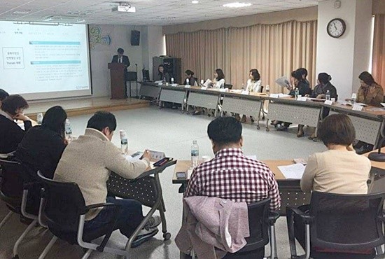 지난 2017년 무지개다리 문화다양성 라운드테이블 '마음열기' 장면(사진= 김포문화재단)