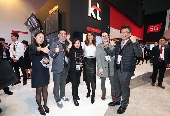 MWC 2018 글로모 어워드에서 ‘헬스부문 최고 모바일 혁신상’을 수상한 KT 미래사업개발단 고윤전 상무(왼쪽 세번째)와 관계자들이 기념 촬영을 하고 있다. (사진=KT)