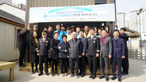 (첫번째줄 왼쪽부터)방미정 포스코휴먼스 상무, 문기식 광주 남부소방서장, 하주아 광주시 남구의원, 수혜자 부부(정판식,최정희씨), 이두현 포스코 사회공헌그룹장, 최민철 소방청 과장, 박준수 광주시의회 부의장, 이정삼 광주시 남구 부구청장이 단체 기념촬영을 하고 있다. (사진=포스코)