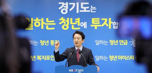남경필 경기도지사가 28일 오전 경기도청 브리핑룸에서 '미세먼지 관련 브리핑'을 통해 "현재의 미세먼지 기준이 국민 눈높이에 맞지 않다. 기준부터 바로잡아야 한다"고 강조하고 있다.