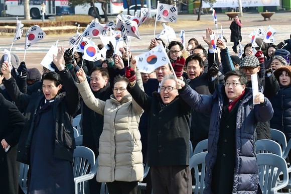 염태영 수원시장(앞줄 오른쪽 1번째)과 참석자들이 “대한독립 만세!”를 외치고 있다.(사진=수원시)