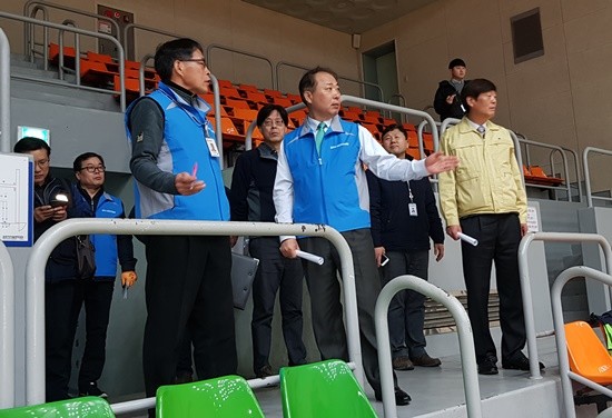 장영근 김포시 부시장이 안전총괄과 공무원 및 민간 전문가 등과 체육시설의 안전점검을 진행하고 있다(사진= 김포시)